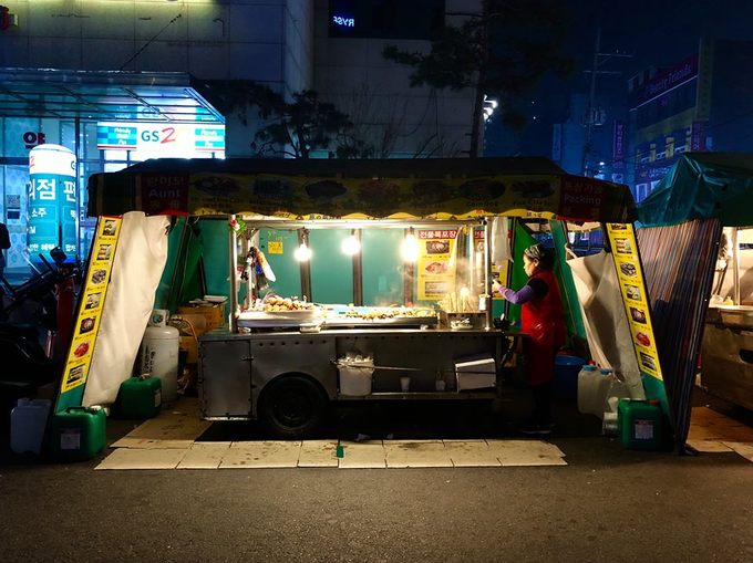 Và dĩ nhiên bạn không nên bỏ lỡ những xiên cá, tokbokki bên đường thường thấy trong những bộ phim Hàn Quốc. Dù gió lạnh đến đâu, chỉ cần chui vào chiếc lều nhỏ che bạt chắn gió, thưởng thức món tokbokki rồi húp ly nước súp nóng hổi là đủ thỏa mãn rồi.