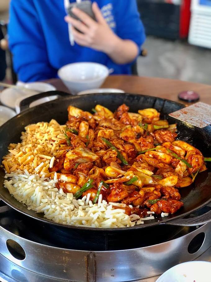Gà cay phô mai là một trong những món bạn nên thử khi đến Hongdae - một trong những khu sinh viên nổi tiếng nhất Seoul. Đồ ăn ở đây khá phong phú, giá cả hợp túi tiền sinh viên nên hàng quán luôn đông khách. Một số tiệm ở Hàn Quốc đếm đầu người để phục vụ nên khi chảo gà lớn được bê lên, anh chàng thầm nghĩ rằng mình sẽ không thể nào "xử lý" hết. Tuy nhiên cuối cùng chảo gà đã "bốc hơi" nhanh gọn.