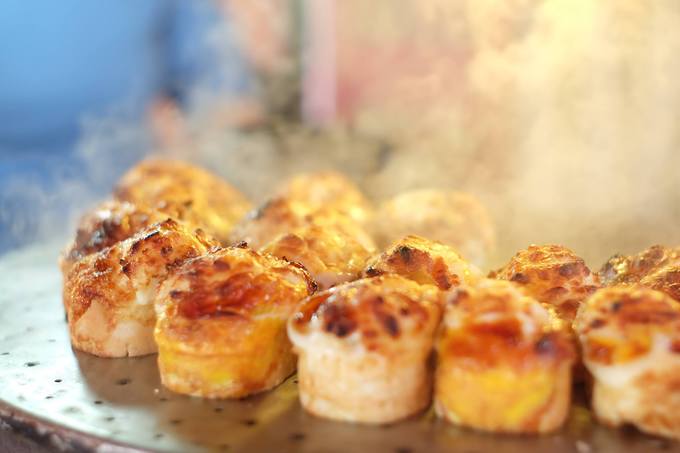 Bánh bông lan trứng (gyeran-bbang) là món ăn được yêu thích vào những ngày trời trở lạnh ở Hàn Quốc. Tuy hình thức trông giống bánh bông lan trứng muối ở Việt Nam nhưng món này vị khá lạ, tương tự như bánh bông lan có trứng hấp ở trên, vị vừa ngọt vừa mềm, ăn lúc còn nóng rất ấm bụng.