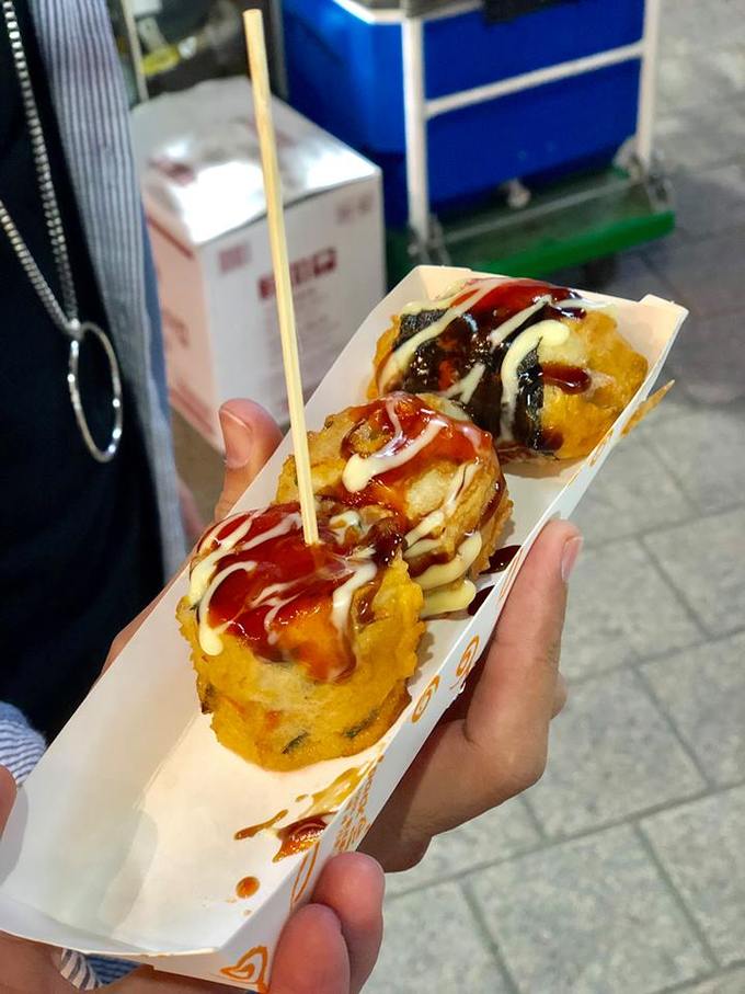 Bạn có thể chọn nhiều vị khác nhau như kim chi, xúc xích, tokbokki... khi mua món chả cá (oden) chiên ở Myeongdong, ăn chung với tương ớt, mù tạt mật ong. Chả cá nhai sực sực vui miệng.