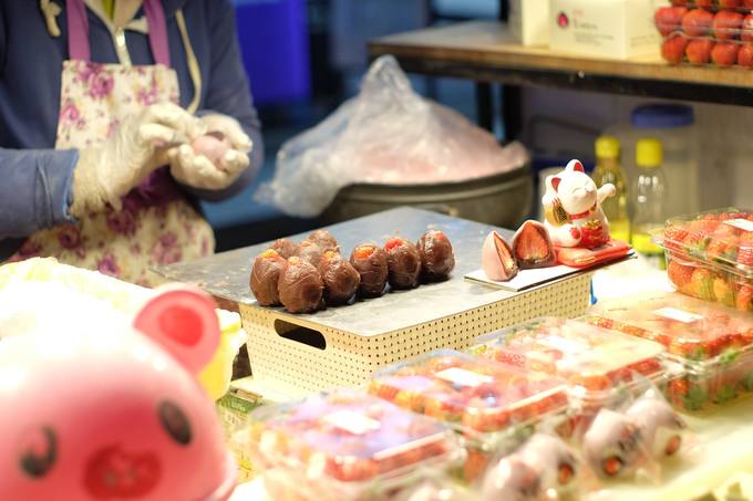 Những hộp dâu tây đỏ mọng trên xe mochi dâu ngay ngã tư giữa khu Myeongdong sẽ khiến bất kì tín đồ dâu nào cũng phải nán lại. Quả dâu tươi được bọc một bởi một lớp bột mochi dẻo làm từ đậu đỏ và gạo nếp màu hồng tím, cắn một miếng là có thể cảm nhận được vị ngọt xen lẫn hơi chua của dâu tây, ăn hoài không thấy ngán. Một chiếc mochi giá 2.500 won (khoảng 50.000 đồng) gói bằng một lớp nilon để khỏi dính tay.