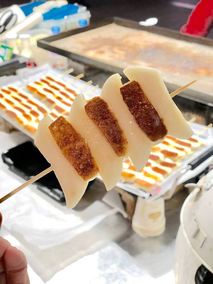Ngoài bánh gạo (tokbokki) truyền thống cay xè, bạn có thể thử món xiên que bánh gạo nướng phô mai mozzarella rưới sữa đặc có đường lên vừa ngọt, vừa béo lại dai và dẻo cũng khá thú vị.