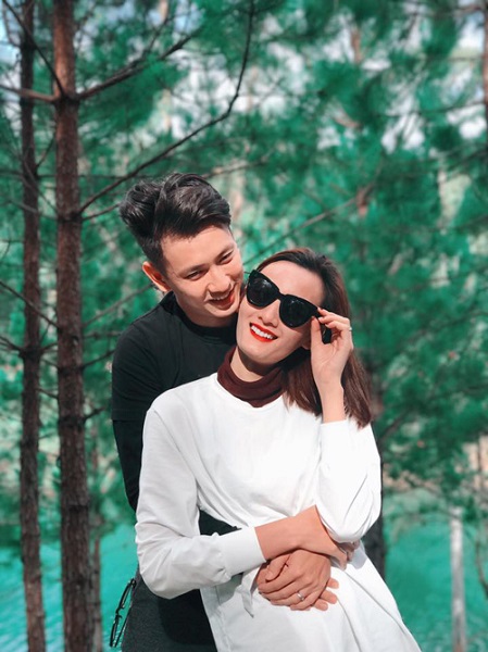 Dip cuối năm bận rộn nhưng Lê Thúy - Đỗ An vẫn dành ngày cuối tuần cùng nhau đi "đổi gió" và địa điểm đôi vợ chồng son lựa chọn là thành phố Đà Lạt mộng mơ. Khí hậu mát mẻ, cảnh sắc thanh bình, "trăm hoa đua nở" là lý do khiến Đà Lạt luôn là điểm đến của các đôi tình nhân muốn có những ngày ngọt ngào bên nhau.
