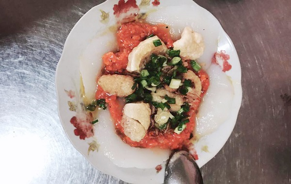 Vốn đam mê ẩm thực nên lần này, hai vợ chồng quyết định thực hiện chuyến food tour khám phá các món ăn vỉa hè ở thành phố hoa. Đầu tiên là món bánh bèo tại quán bánh bèo số 4 bà Hường ở 402 Phan Đình Phùng. Đĩa "bánh bèo số 4" chỉ có 4 miếng bánh nhưng lớn và khá dày. Nhân bánh được làm bằng tôm khô và thịt nạc heo, bên trên rắc hành phi, hành lá tươi, mấy miếng bì heo chiên giòn và vài miếng bánh phồng tôm đặt trên đĩa bánh.