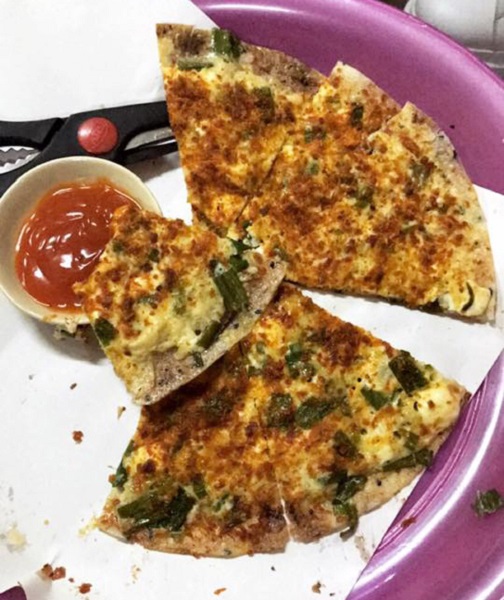 Bánh tráng nướng là đặc sản Đà Lạt, đã được "nâng tầm" với tên goi pizza Việt. Món ăn bao gồm bánh tráng, đập trứng tráng lên trên, thêm các loại nguyên liệu như hành, bò khô, hành lá, ruốc... chấm kèm tương ớt. Chỉ vậy thôi mà ấn tượng khó phai. Lê Thúy mách bạn nên ăn tại địa chỉ 112 Nguyễn Văn Trỗi, cách quán kem bơ Thanh Thảo không xa.