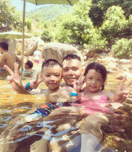 Chị Yến chụp ảnh chồng con tại khu vui chơi trên núi Thần Tài