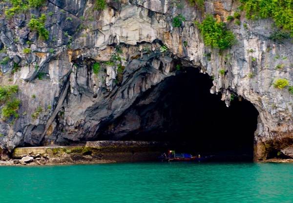 Trở về, tôi hẹn lần sau trở lại với sự chuẩn bị kỹ càng hơn, ít nhất là phải có tàu lớn để có thể trú ẩn khi dông gió, thuyền nhỏ để khám phá Mắt Rồng, quần áo dài và hóa chất để chống côn trùng.