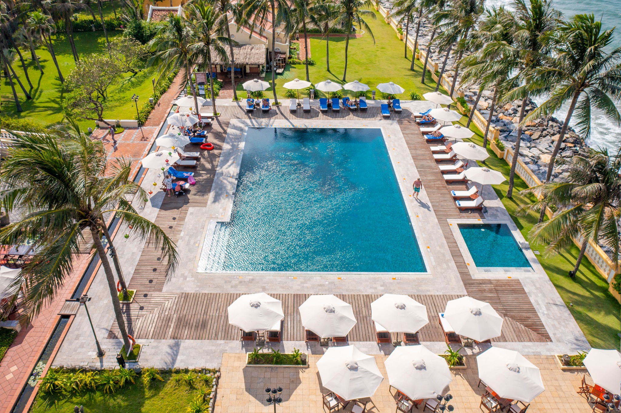 Hồ bơi hướng biển tại combo Victoria Hội An