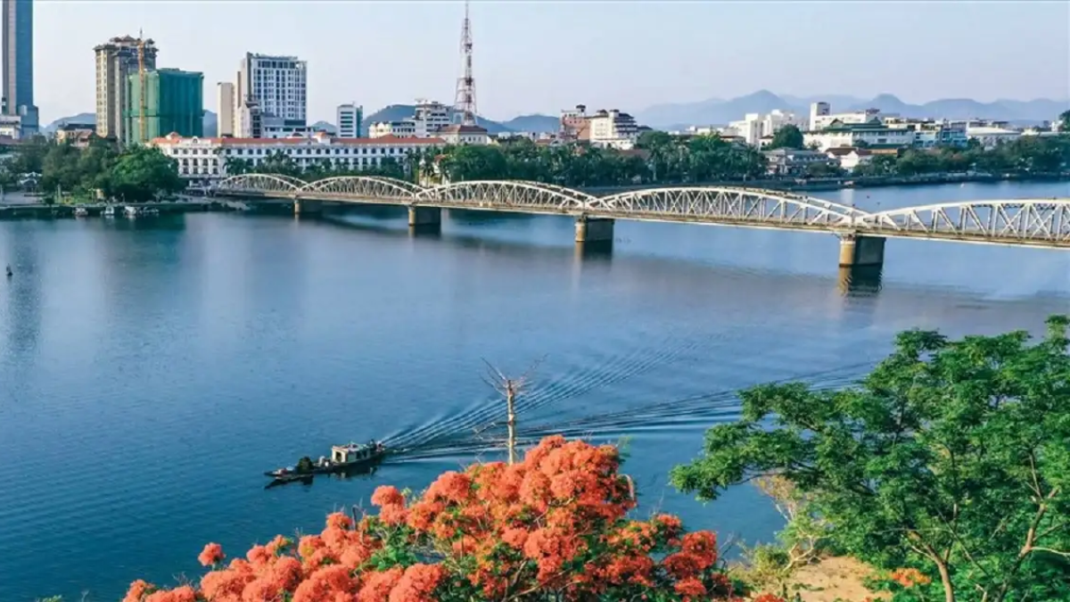 Cầu Trường Tiền cầu đầu tiên bắc qua sông Hương