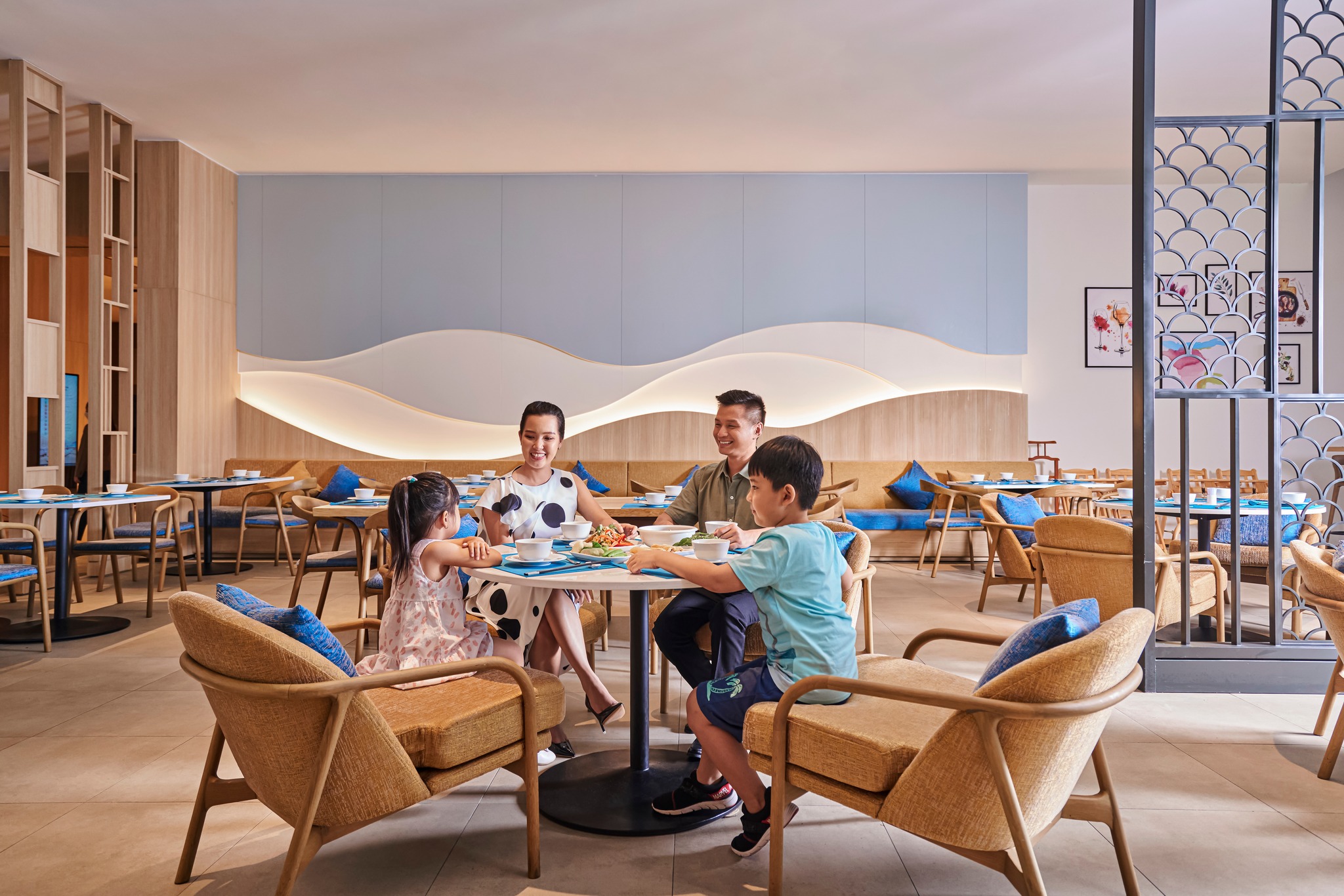 Combo nghỉ dưỡng tiện lợi với xe đưa đón và bữa sáng tại Holiday Inn Hồ Tràm