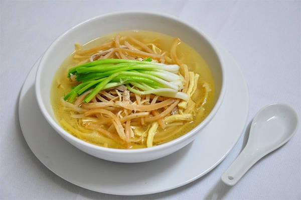 Sợi măng được tước nhỏ chuẩn bị cho canh măng mực Bát Tràng