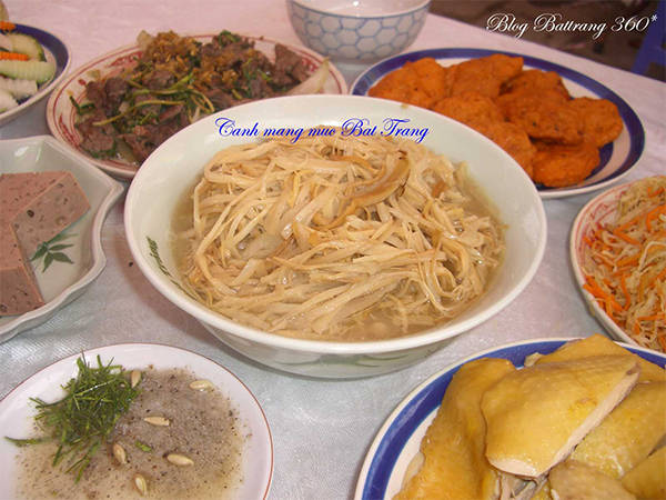 Mâm cỗ Bát Tràng với canh măng mực Bát Tràng
