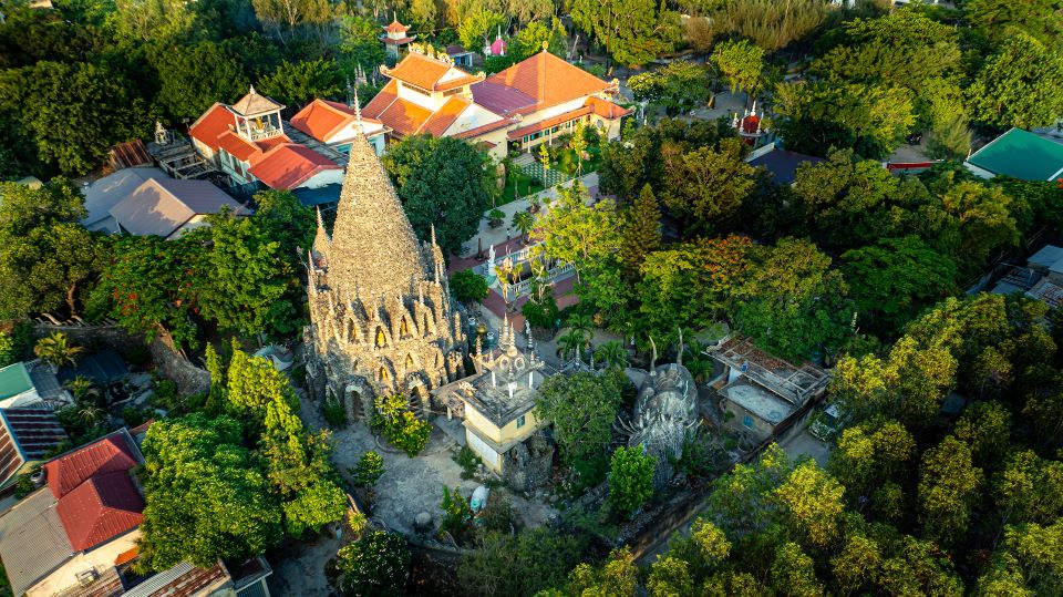 Chùa Ốc Cam Ranh được xây từ vỏ ốc và san hô