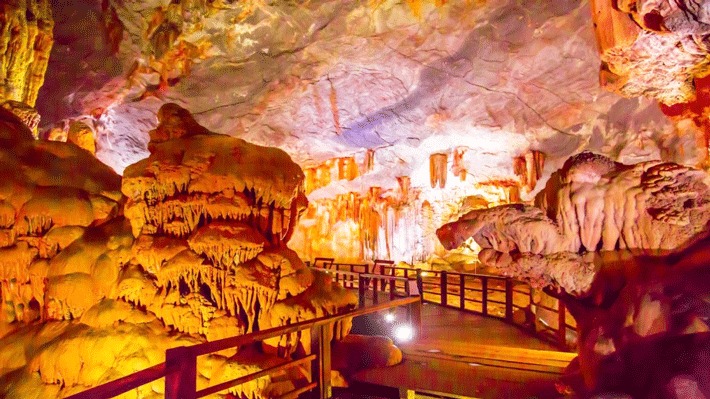 Động Thiên Cung Hạ Long trong tour miền Bắc 4N3Đ