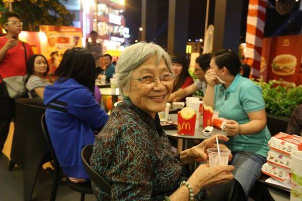 thức ăn nhanh Việt Nam người lớn tuổi