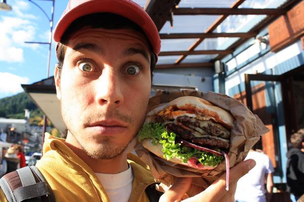 Cận cảnh bánh hamburger ngon nhất thế giới tại New Zealand