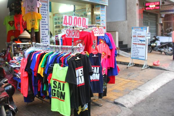 Mua sắm quà lưu niệm khi du lịch TPHCM