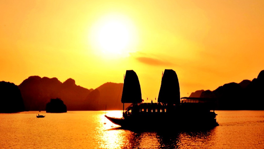 Hoàng hôn trên Vịnh Hạ Long