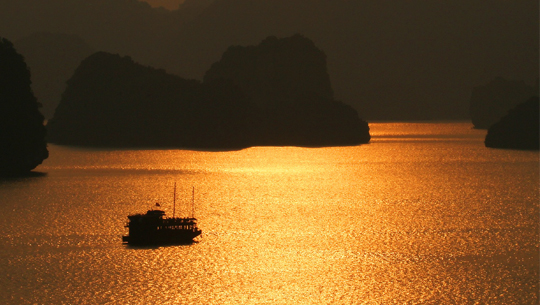 Hoàng hôn Vịnh Hạ Long