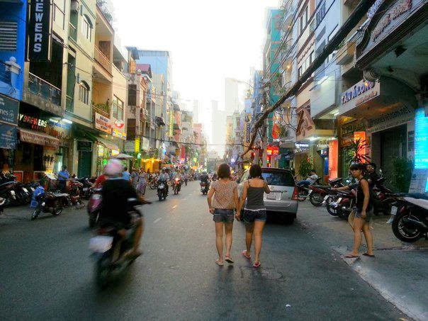 Uống bia Sài Gòn trải nghiệm thú vị khi du lịch TPHCM