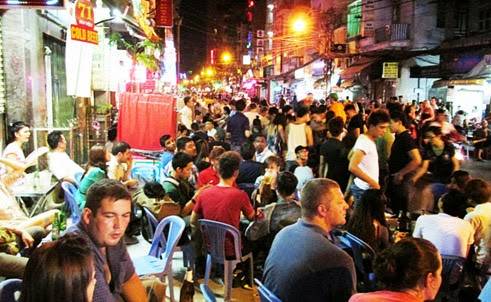 Đường Phạm Ngũ Lão nhộn nhịp khi du lịch TPHCM