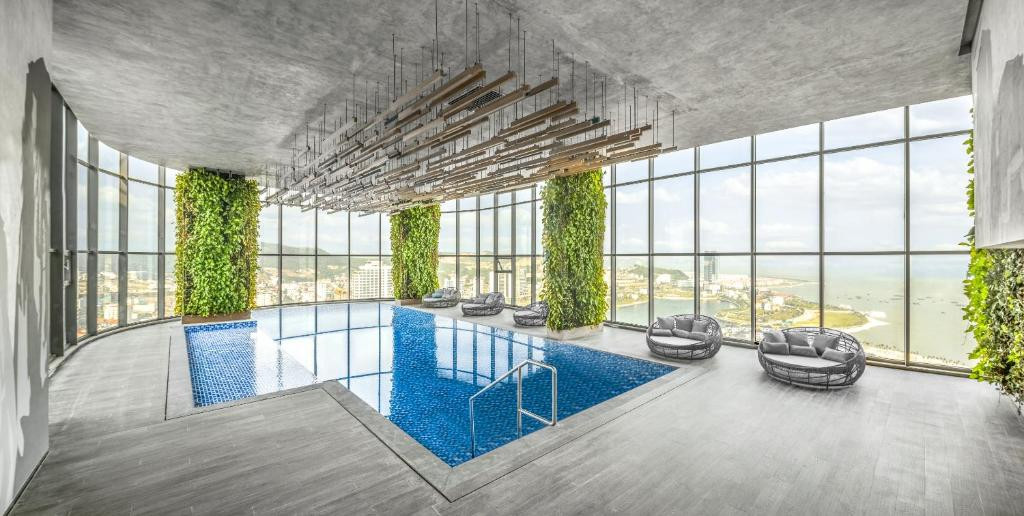Bể bơi trong nhà Citadines Marina Halong