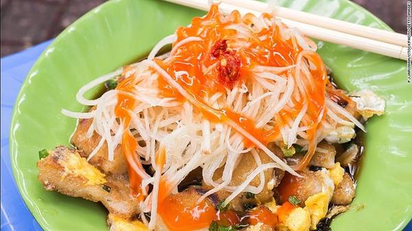 Bột chiên là món ăn vỉa hè được yêu thích ở TP HCM với bột gạo chiên giòn, thêm trứng, đu đủ, củ cải, hành tươi và tương ớt