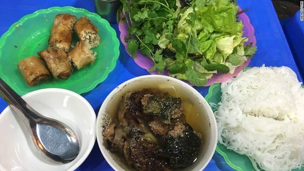 Bún chả với thịt lợn nướng than hoa ăn kèm bún và rau thơm