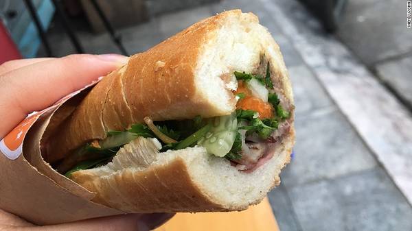 Bánh mì Việt Nam có vỏ giòn thơm kèm nhân patê, thịt, xúc xích, trứng, chả và rau thơm