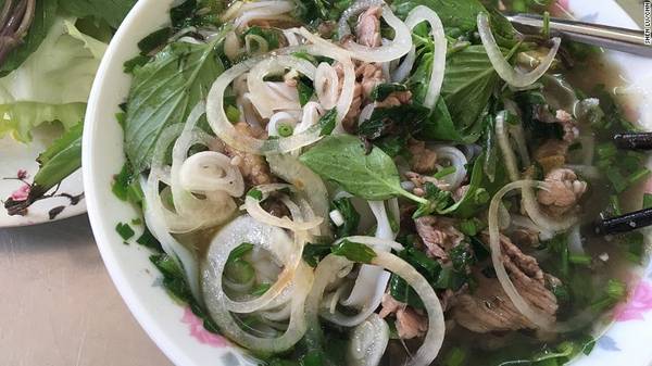 Phở có mặt khắp Việt Nam với bánh phở mềm chan nước dùng ngọt từ xương