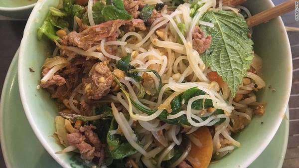 Bún bò Nam Bộ trộn thịt bò, lạc rang, giá, rau thơm và nước mắm