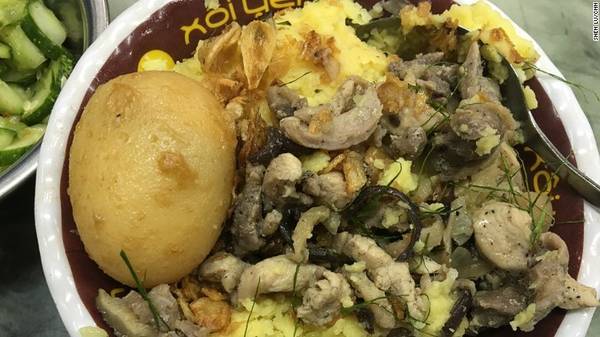 Xôi gạo nếp ăn kèm thịt kho, trứng muối, chả và hành khô