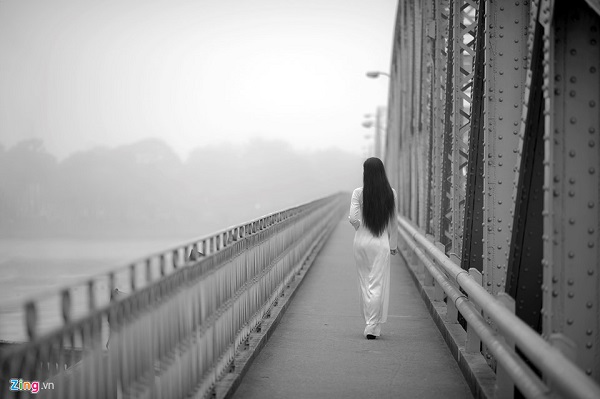 Nói đến Huế không thể thiếu hình ảnh người con gái trong tà áo dài duyên dáng.