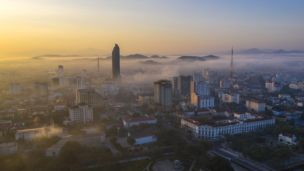 Sương mù Huế dày đặc bao phủ thành phố Huế vào buổi sớm