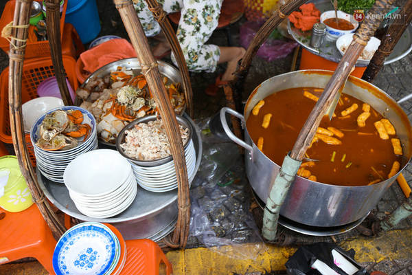 Gánh bánh canh cua Sài Gòn vỉa hè tại chợ Hòa Bình