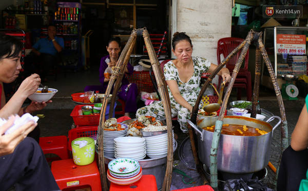 Không gian đơn giản của quán bánh canh cua vỉa hè Sài Gòn