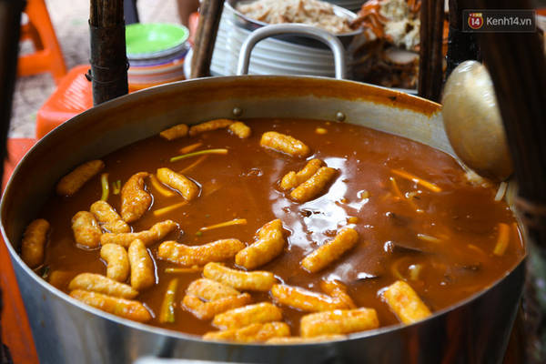 Tô bánh canh cua Sài Gòn ngập topping với cua nguyên con