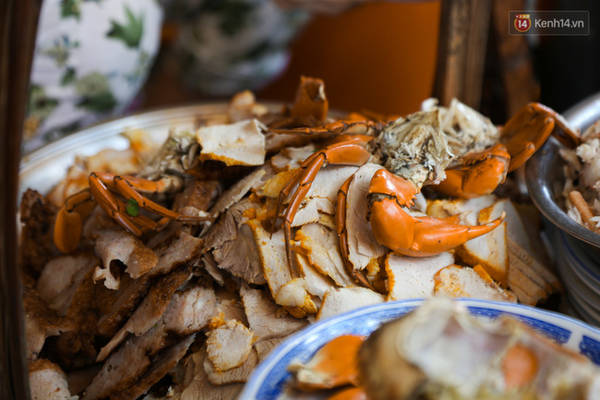 Nguyên liệu tươi cho bánh canh cua vỉa hè Sài Gòn