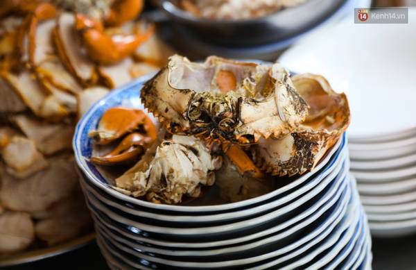 Tô bánh canh cua Sài Gòn với cua to che kín mặt tô
