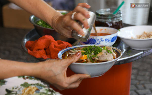 Cua nguyên con trong bánh canh cua vỉa hè Sài Gòn