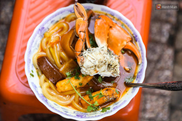 Thưởng thức bánh canh cua Sài Gòn tại quán vỉa hè