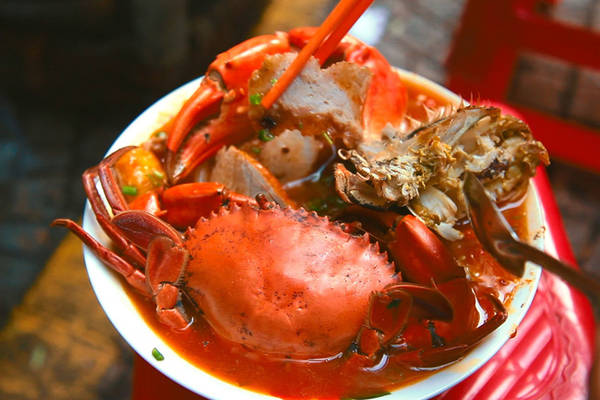 co-gi-ben-trong-bat-banh-canh-o-via-he-sai-gon-nhung-co-gia-tan-240000-dong-ivivu-6