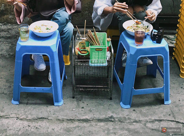 Trà đá miễn phí tại quán bún cá Thái Bình Hàng Bài