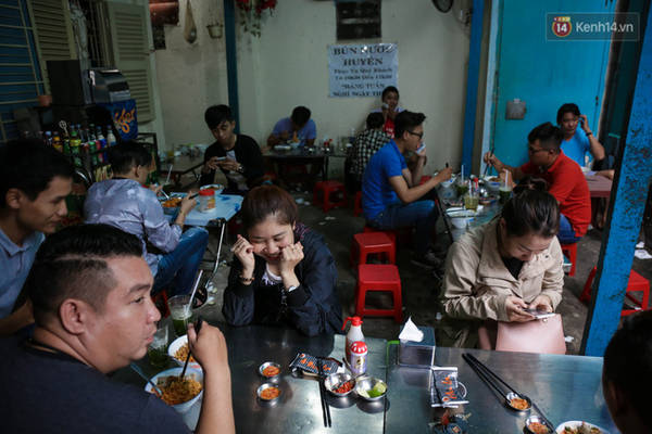 Quán mì tôm muối ớt Sài Gòn luôn chật kín khách mỗi khi mở bán.