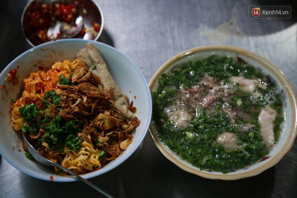 Một phần mì tôm muối ớt và súp có giá 52.000 đồng.