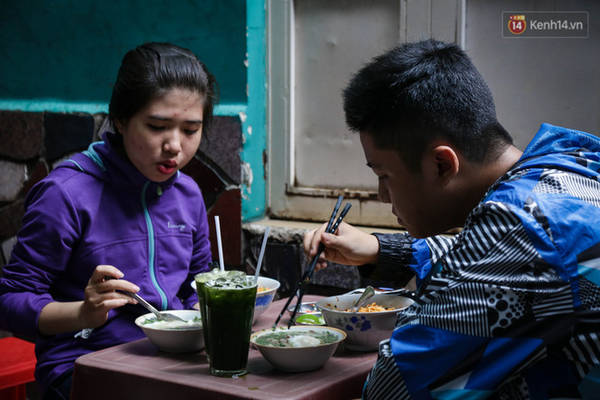 Thực khách gọi thêm nước mát khi ăn mì tôm muối ớt.