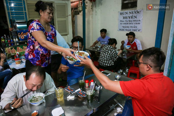 Nhân viên phục vụ tại quán mì tôm muối ớt là người thân trong gia đình.