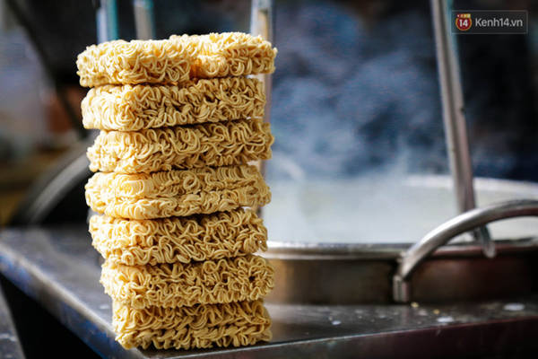 Mì tôm không bao bì được chế biến thành mì tôm muối ớt độc đáo.