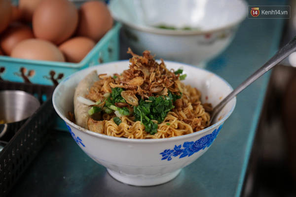 Tô mì tôm muối ớt hoàn chỉnh với đủ thành phần.