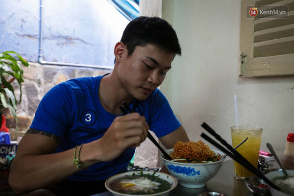 Một thực khách cũng đến ăn mì muối vài lần.